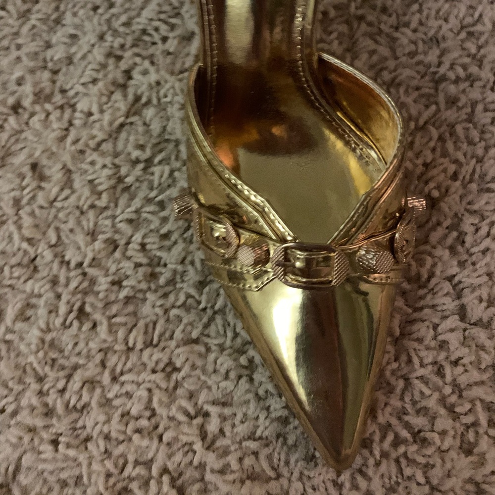Golden heels size 6. Never worn, only to try on.